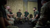 Зеленский посетил бригады, которые ведут контрнаступление на Соледарском и Бахмутском направлениях