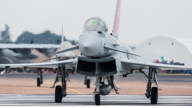 Винищувач Британії Typhoon