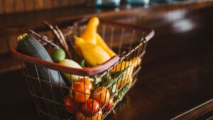 продукти в кошику