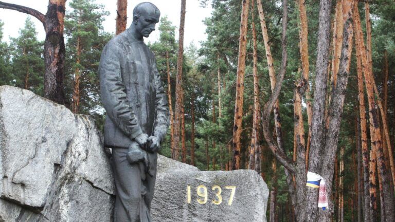 Заповідник Биківнянські могили