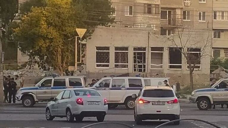 На крышах стояли снайперы, раздавались выстрелы. В Мариуполе между россиянами и кадыровцами произошла перестрелка