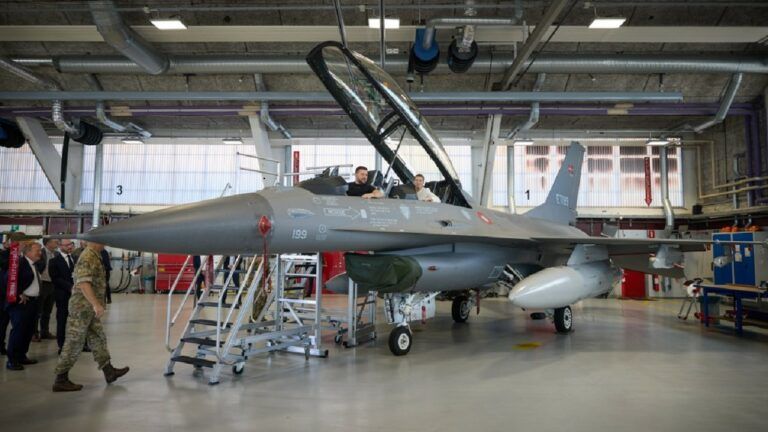 Зеленский сел в истребитель F-16 вместе с премьером Дании