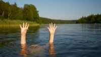 У Дніпрі підлітки знімали на відео чоловіка, який тоне у воді