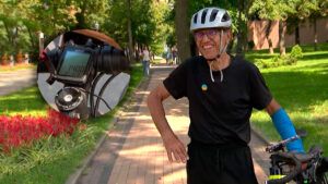 70-річний француз приїхав до Києва на велосипеді, щоб допомогти українцям