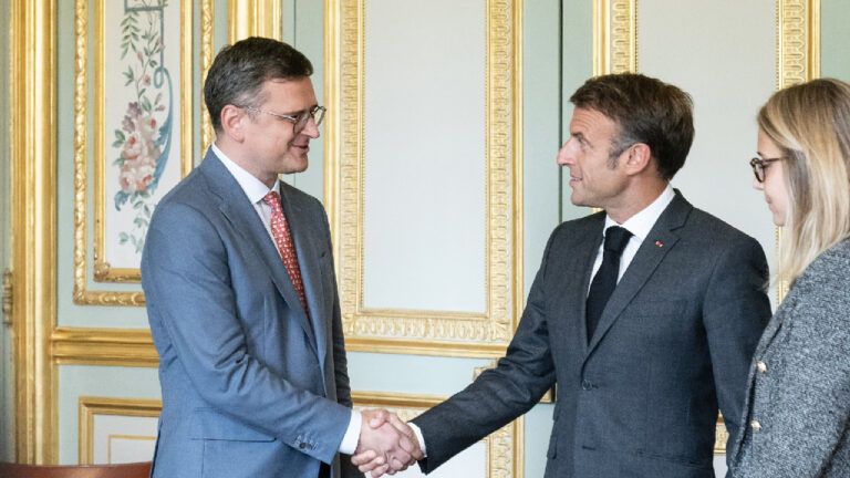 Кулеба зустрівся з Макроном у Франції: обговорили Формулу миру та експорт зерна
