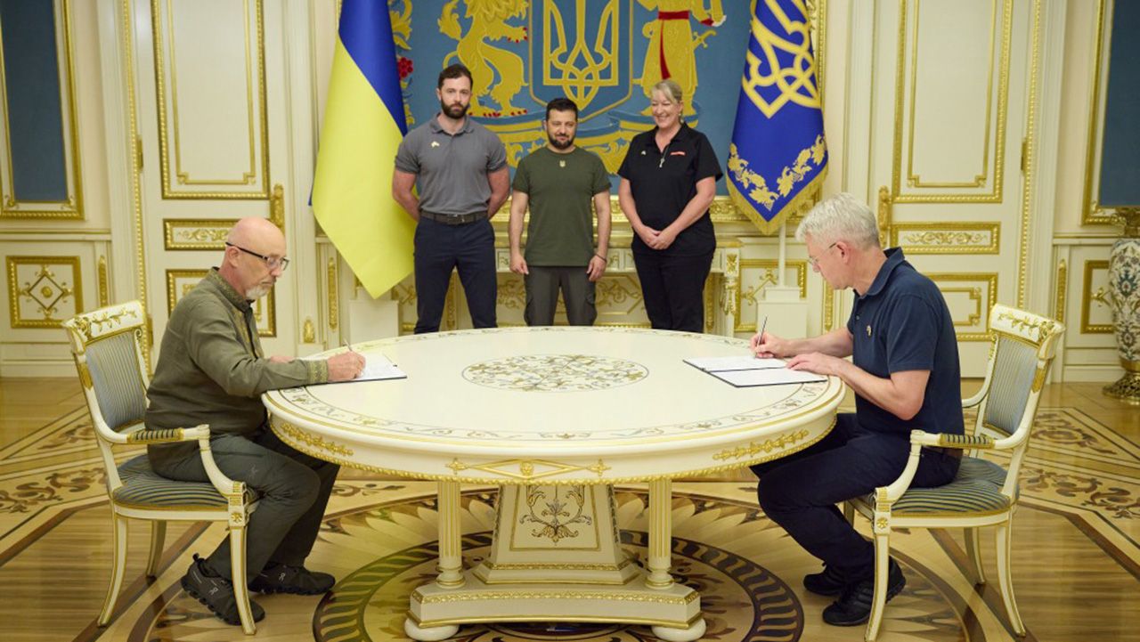 Откроет офис в Украине: Зеленский встретился с директором компании-производителя Challenger и M777 Фото 1 Підписання угоди з BAE Systems