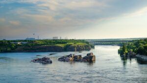 Обломки, монеты, пряжки. После подрыва Каховской ГЭС на Хортице нашли более тысячи артефактов