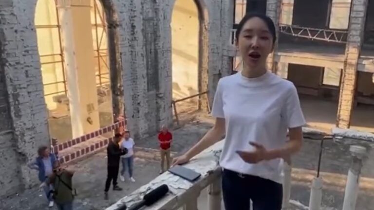 Співачка з Китаю на руїнах драмтеатру в Маріуполі