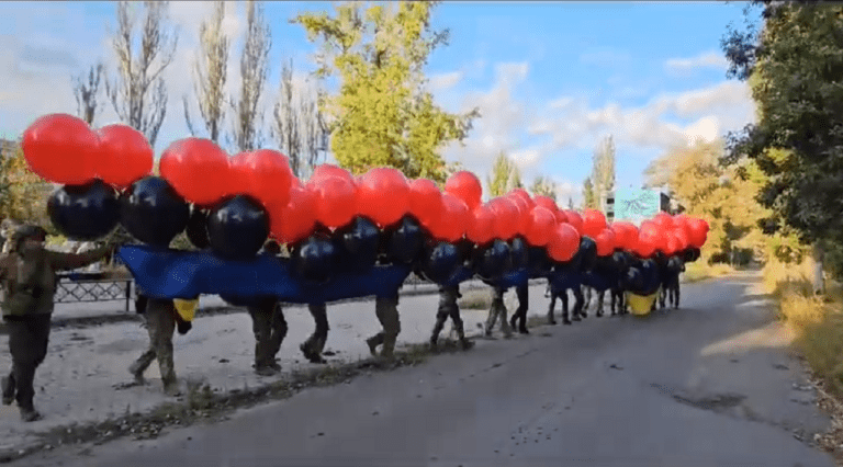 У небі над Донецьком літає прапор України – відео