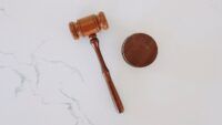 Что будет с мужчинами, которые подделали документы и уехали за границу