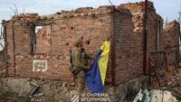 Бійці ЗСУ підняли прапор України над звільненою Андріївкою