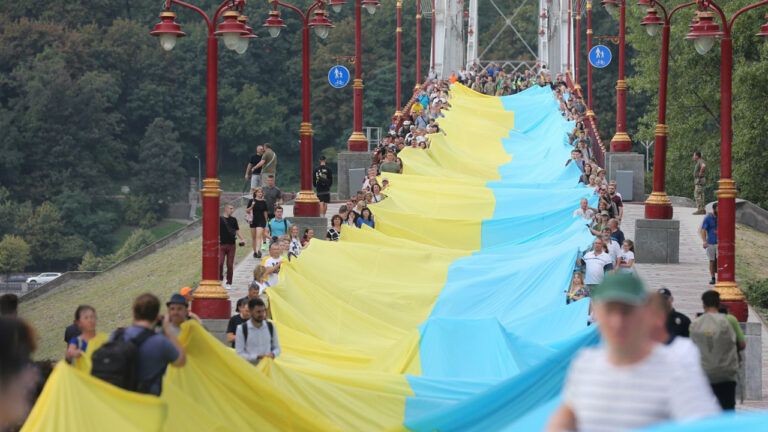 Українці, прапор України