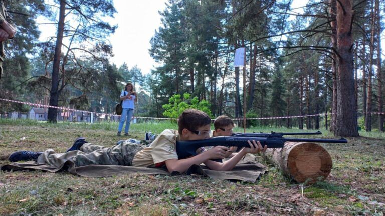 Дітей у РФ готують до війни