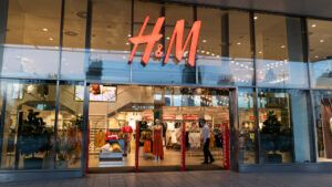 Спершу відкриють шість магазинів. H&M незабаром відновить роботу в Україні