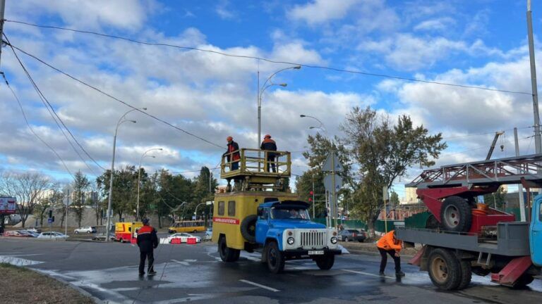 На Оболоні у Києві кран порвав контактну мережу