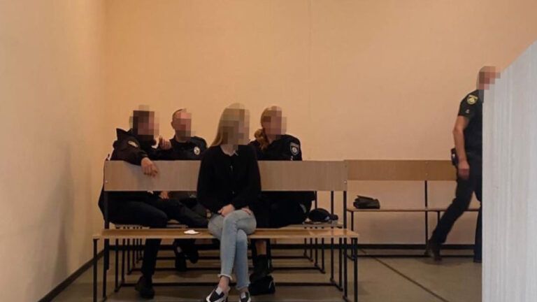 У Кривому Розі жінка зі своїм співмешканцем ґвалтувала дітей