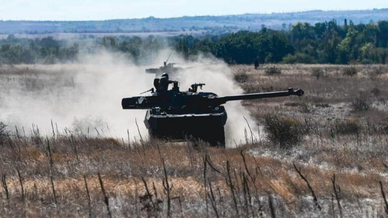 Знищено ще 11 танків, 26 ББМ, двоє окупантів у полоні: Тарнавський про втрати РФ за добу