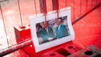 орбан і путін фото облите червоною фарбою