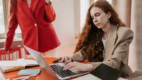 Более 80% безработных в Украине составляют женщины — почему