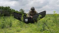 військовий ЗСУ з безпілотником Валькірія