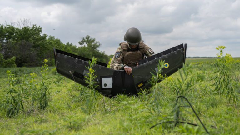 військовий ЗСУ з безпілотником Валькірія