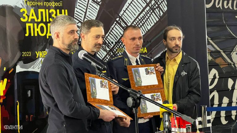 Залізні люди: Укрпошта представила марку присвячену залізничникам