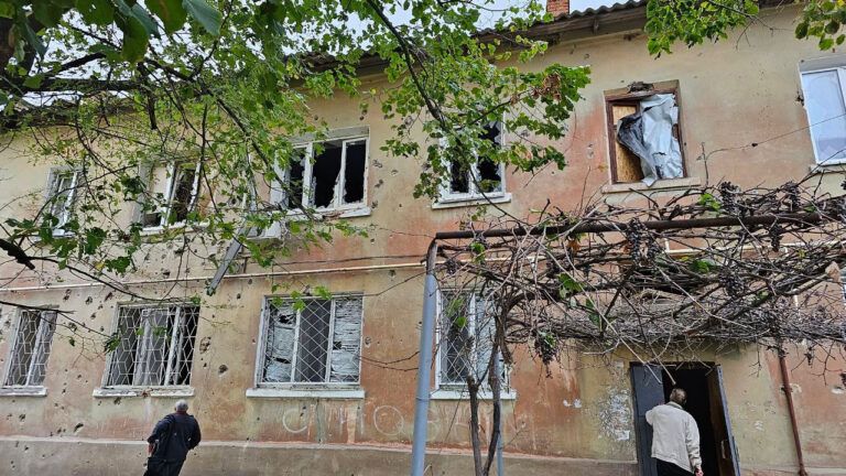 Пострадали три человека, которые были на улице: РФ обстреляла центр города Херсона