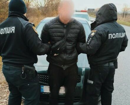 На Прикарпатті озброєний чоловік пограбував АЗС