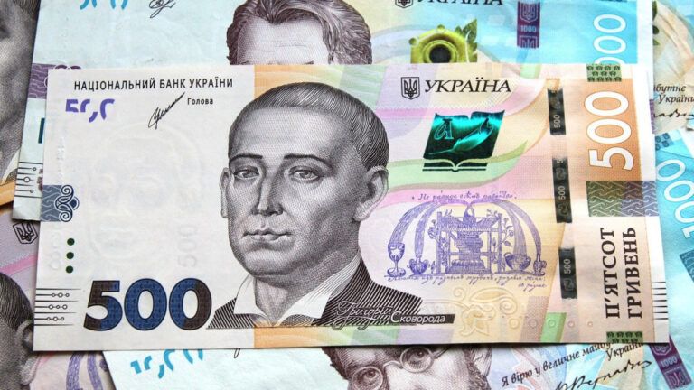 500 гривень