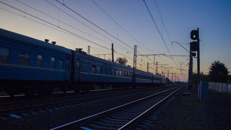 Через нічну атаку 59 поїздів рухаються із затримкою: графік руху