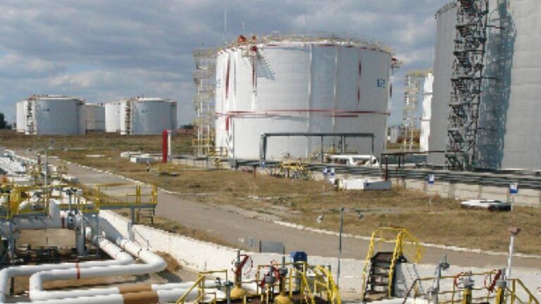 У Феодосії пролунали вибухи 10 листопада 2023 – уламки дронів впали на нафтобазу