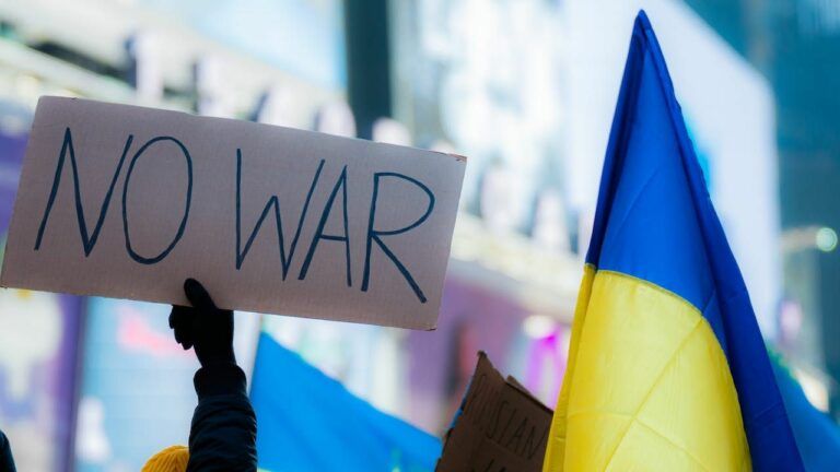 Сколько людей поддерживают переговоры США и РФ о прекращении войны без участия Украины