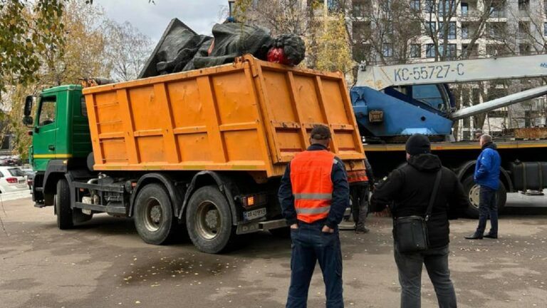 В Киеве демонтировали памятник Пушкину