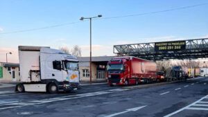 Немытые, уставшие и без туалетов: условия жизни водителей фур на границе со Словакией