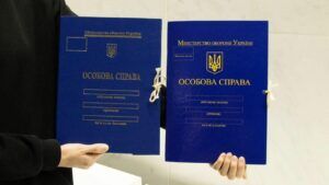 Обкладинки на папки для ЗСУ за 351 грн: Міноборони виявило порушення під час перевірки