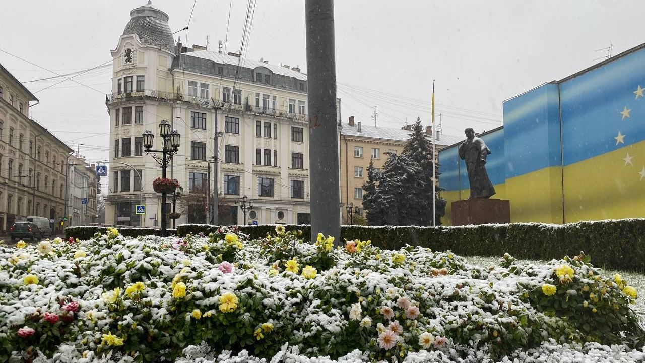 Запад Украины засыпало снегом: в некоторых областях на улицы вышла спецтехника Фото 1 Перший сніг у західній Україні 2023 — ФОТО та ВІДЕО Фото 1
