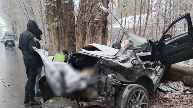 У Чернівцях BMW врізався в дерево