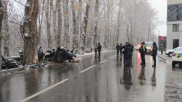У Чернівцях BMW врізався в дерево