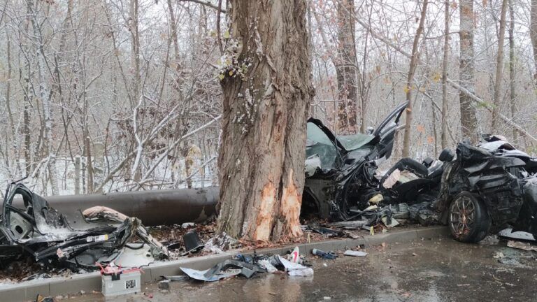 У Чернівцях BMW врізався в дерево