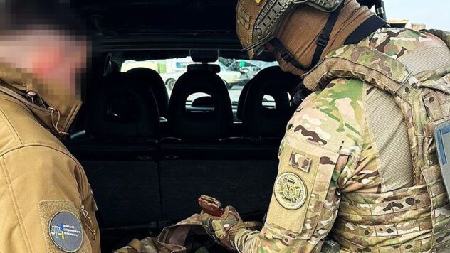 СБУ затримала ділків зі зброєю СБУ затримала ділків зі зброєю