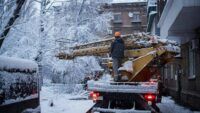 Сильный ветер и снег: в Киеве непогода может спровоцировать аварии в энергосетях
