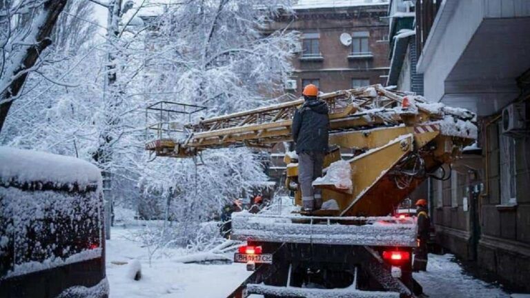 Сильный ветер и снег: в Киеве непогода может спровоцировать аварии в энергосетях