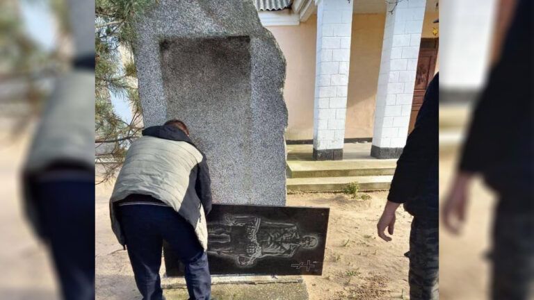 Россияне уничтожили памятники жертвам Голодомора в Ивановской общине Херсонщины