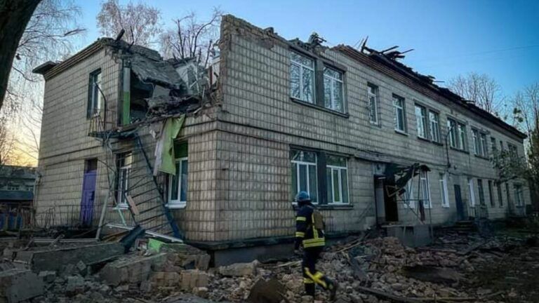 Извините, что не уберегли: украинские военные растрогали реакцией на поврежденный детсад в Киеве
