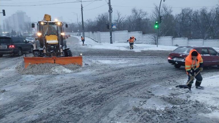 Снегопад в Киеве — улицы города чистит спецтехника