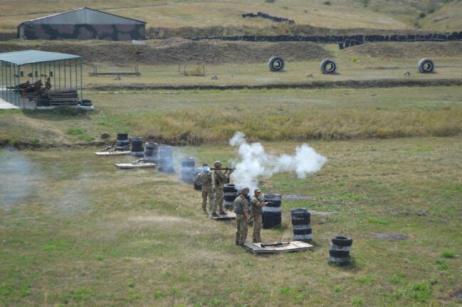 військові, тренування
