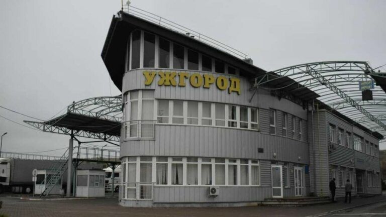 Словацькі перевізники почали блокувати КПП на кордоні з Україною