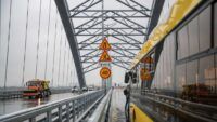 Курсуватиме автобус та спецслужби: у Києві відкрили частину Подільського мосту