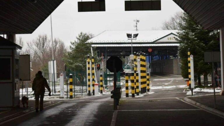 Стоїть майже 1 тис. вантажівок: що відбувається на кордоні України та Словаччини