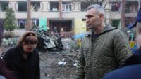 Пошкодження після обстрілу Дніпровського району Києва 13 грудня 2023